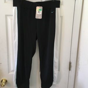 NWT Nike Low Rise Active Capris - Size XL